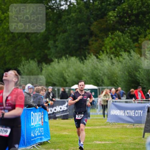 30.08.2026 - Elbe Triathlon Hamburg LAZAROV Photography http://msf.ph/oto/10030388 30.08.2026 10:17:06 Ziel 230, 309 meine-sportfotos.de