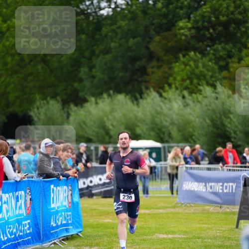 30.08.2026 - Elbe Triathlon Hamburg LAZAROV Photography http://msf.ph/oto/10030390 30.08.2026 10:17:07 Ziel 230, 309 meine-sportfotos.de