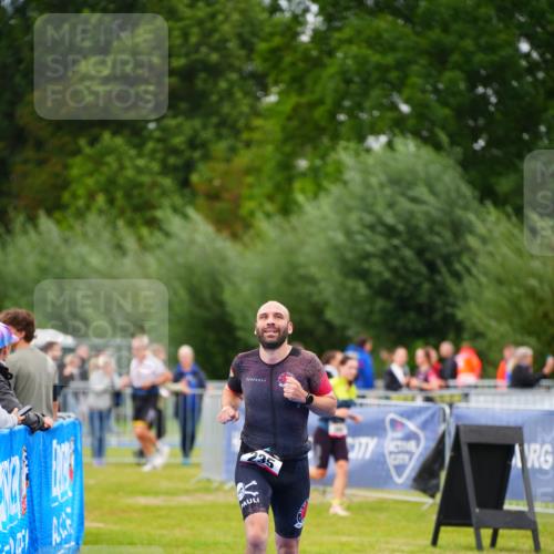 30.08.2026 - Elbe Triathlon Hamburg LAZAROV Photography http://msf.ph/oto/10030457 30.08.2026 10:18:54 Ziel 235 meine-sportfotos.de
