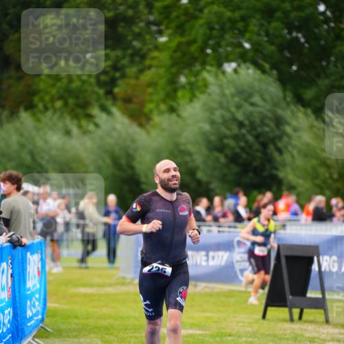 30.08.2026 - Elbe Triathlon Hamburg LAZAROV Photography http://msf.ph/oto/10030459 30.08.2026 10:18:54 Ziel 235 meine-sportfotos.de
