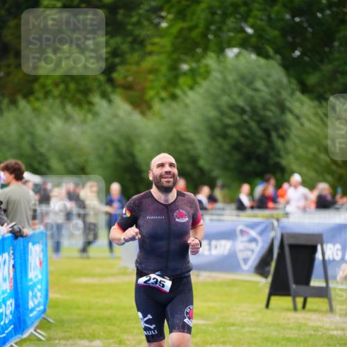 30.08.2026 - Elbe Triathlon Hamburg LAZAROV Photography http://msf.ph/oto/10030462 30.08.2026 10:18:55 Ziel 235 meine-sportfotos.de