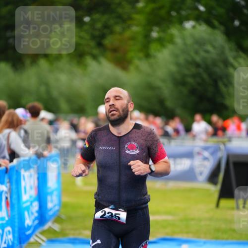 30.08.2026 - Elbe Triathlon Hamburg LAZAROV Photography http://msf.ph/oto/10030464 30.08.2026 10:18:56 Ziel 235 meine-sportfotos.de