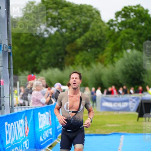 30.08.2026 - Elbe Triathlon Hamburg LAZAROV Photography http://msf.ph/oto/10030491 30.08.2026 10:19:41 Ziel 222 meine-sportfotos.de