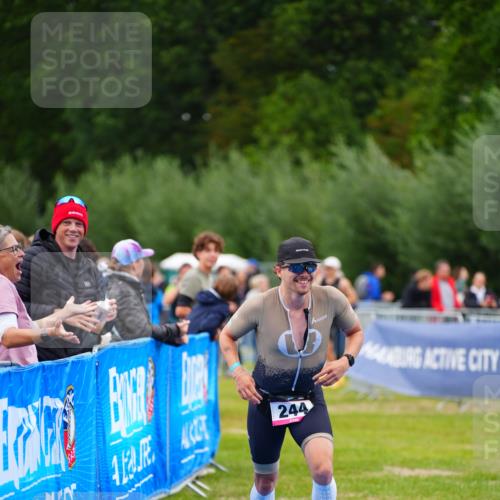 30.08.2026 - Elbe Triathlon Hamburg LAZAROV Photography http://msf.ph/oto/10030497 30.08.2026 10:20:05 Ziel 244 meine-sportfotos.de