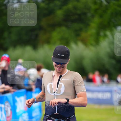 30.08.2026 - Elbe Triathlon Hamburg LAZAROV Photography http://msf.ph/oto/10030506 30.08.2026 10:20:06 Ziel 244 meine-sportfotos.de