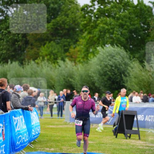 30.08.2026 - Elbe Triathlon Hamburg LAZAROV Photography http://msf.ph/oto/10030511 30.08.2026 10:20:56 Ziel 301 meine-sportfotos.de