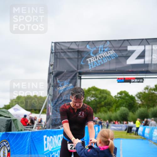 30.08.2026 - Elbe Triathlon Hamburg LAZAROV Photography http://msf.ph/oto/10030538 30.08.2026 10:21:15 Ziel  meine-sportfotos.de