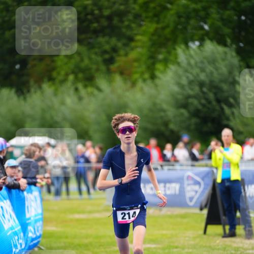 30.08.2026 - Elbe Triathlon Hamburg LAZAROV Photography http://msf.ph/oto/10030550 30.08.2026 10:21:59 Ziel 214 meine-sportfotos.de
