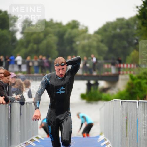 30.08.2026 - Elbe Triathlon Hamburg LAZAROV Photography http://msf.ph/oto/10031120 30.08.2026 08:35:05 Schwimmen 322, 368 meine-sportfotos.de