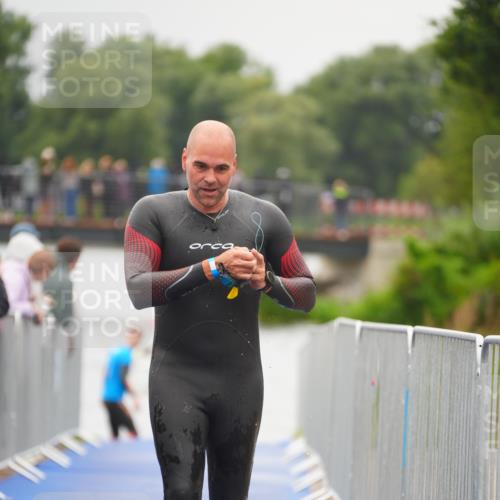 30.08.2026 - Elbe Triathlon Hamburg LAZAROV Photography http://msf.ph/oto/10032518 30.08.2026 08:42:43 Schwimmen 293, 385 meine-sportfotos.de