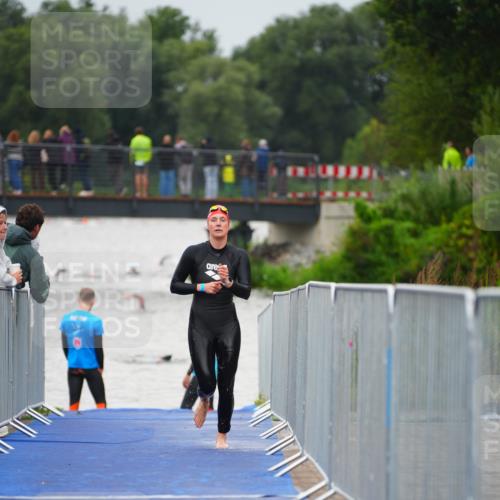 30.08.2026 - Elbe Triathlon Hamburg LAZAROV Photography http://msf.ph/oto/10032828 30.08.2026 08:46:20 Schwimmen 330, 331 meine-sportfotos.de