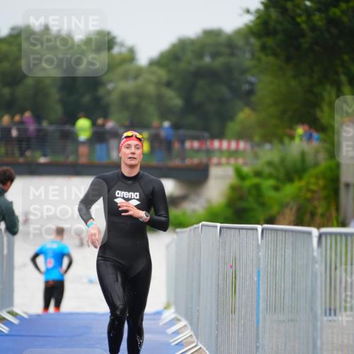 30.08.2026 - Elbe Triathlon Hamburg LAZAROV Photography http://msf.ph/oto/10032840 30.08.2026 08:46:22 Schwimmen 330, 331 meine-sportfotos.de