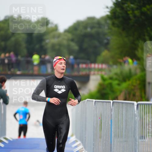 30.08.2026 - Elbe Triathlon Hamburg LAZAROV Photography http://msf.ph/oto/10032843 30.08.2026 08:46:23 Schwimmen 330, 331 meine-sportfotos.de