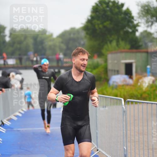 30.08.2026 - Elbe Triathlon Hamburg LAZAROV Photography http://msf.ph/oto/10033874 30.08.2026 08:53:52 Schwimmen 460, 501, 595, 1895 meine-sportfotos.de
