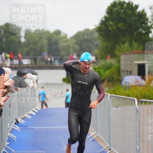 30.08.2026 - Elbe Triathlon Hamburg LAZAROV Photography http://msf.ph/oto/10033883 30.08.2026 08:53:54 Schwimmen 460, 501, 595, 1895 meine-sportfotos.de