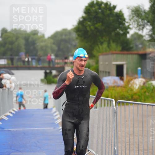 30.08.2026 - Elbe Triathlon Hamburg LAZAROV Photography http://msf.ph/oto/10033886 30.08.2026 08:53:54 Schwimmen 460, 501, 595, 1895 meine-sportfotos.de