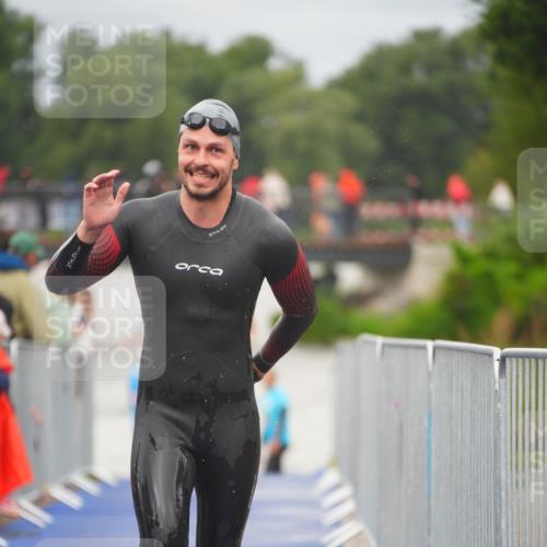 30.08.2026 - Elbe Triathlon Hamburg LAZAROV Photography http://msf.ph/oto/10035001 30.08.2026 09:01:21 Schwimmen 508, 554, 608, 643, 1897 meine-sportfotos.de