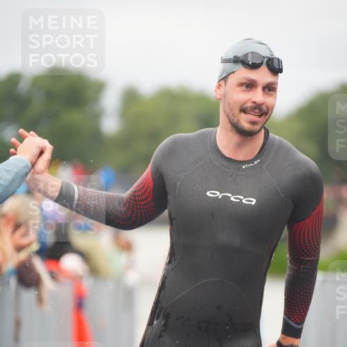 30.08.2026 - Elbe Triathlon Hamburg LAZAROV Photography http://msf.ph/oto/10035009 30.08.2026 09:01:22 Schwimmen 491, 508, 554, 608, 1897 meine-sportfotos.de