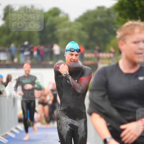 30.08.2026 - Elbe Triathlon Hamburg LAZAROV Photography http://msf.ph/oto/10035550 30.08.2026 09:04:07 Schwimmen 533, 555, 596, 611, 739 meine-sportfotos.de