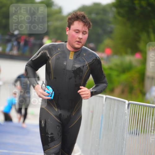30.08.2026 - Elbe Triathlon Hamburg LAZAROV Photography http://msf.ph/oto/10035877 30.08.2026 09:05:21 Schwimmen 556, 581, 628 meine-sportfotos.de