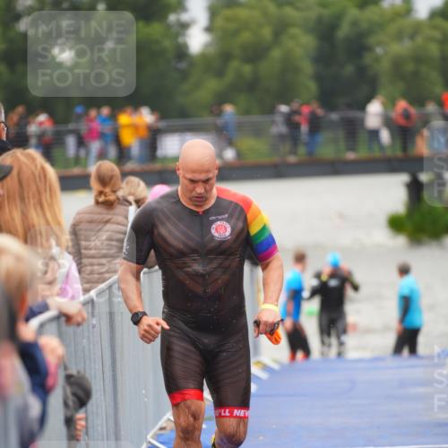 30.08.2026 - Elbe Triathlon Hamburg LAZAROV Photography http://msf.ph/oto/10036284 30.08.2026 09:07:36 Schwimmen 640, 668, 702, 976 meine-sportfotos.de