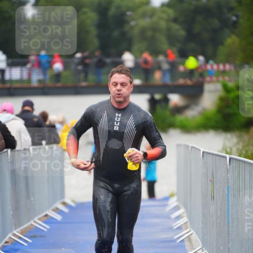 30.08.2026 - Elbe Triathlon Hamburg LAZAROV Photography http://msf.ph/oto/10036390 30.08.2026 09:08:21 Schwimmen 553, 572, 674 meine-sportfotos.de