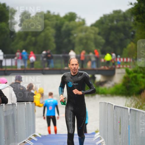 30.08.2026 - Elbe Triathlon Hamburg LAZAROV Photography http://msf.ph/oto/10036407 30.08.2026 09:08:25 Schwimmen 553, 572, 674, 724 meine-sportfotos.de