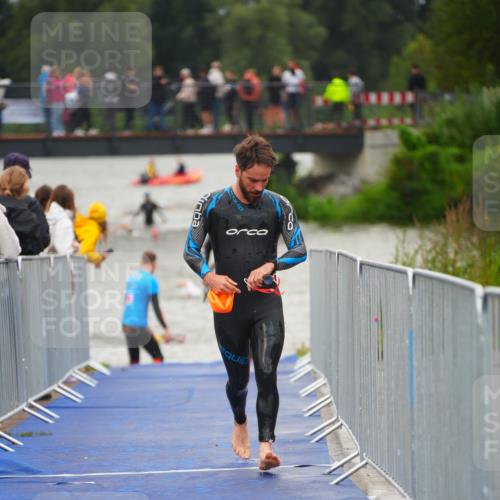 30.08.2026 - Elbe Triathlon Hamburg LAZAROV Photography http://msf.ph/oto/10036512 30.08.2026 09:09:15 Schwimmen 676, 698, 703, 741, 746 meine-sportfotos.de
