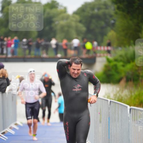 30.08.2026 - Elbe Triathlon Hamburg LAZAROV Photography http://msf.ph/oto/10036602 30.08.2026 09:09:48 Schwimmen 672, 728, 751 meine-sportfotos.de