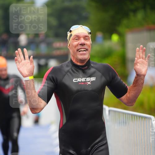 30.08.2026 - Elbe Triathlon Hamburg LAZAROV Photography http://msf.ph/oto/10037239 30.08.2026 09:12:32 Schwimmen 696, 735, 763 meine-sportfotos.de