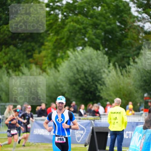 30.08.2026 - Elbe Triathlon Hamburg LAZAROV Photography http://msf.ph/oto/10046566 30.08.2026 10:25:59 Ziel 288 meine-sportfotos.de