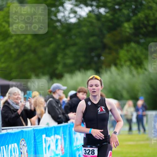 30.08.2026 - Elbe Triathlon Hamburg LAZAROV Photography http://msf.ph/oto/10047790 30.08.2026 10:31:30 Ziel 328 meine-sportfotos.de