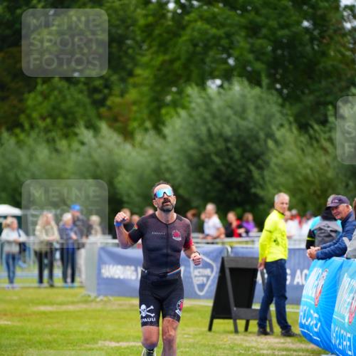 30.08.2026 - Elbe Triathlon Hamburg LAZAROV Photography http://msf.ph/oto/10047958 30.08.2026 10:32:24 Ziel 295 meine-sportfotos.de