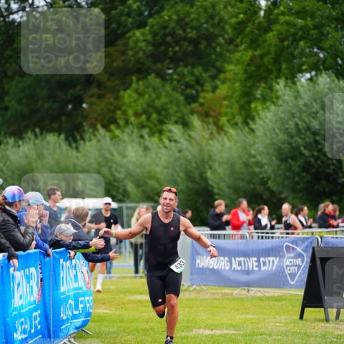 30.08.2026 - Elbe Triathlon Hamburg LAZAROV Photography http://msf.ph/oto/10048102 30.08.2026 10:32:49 Ziel 433 meine-sportfotos.de