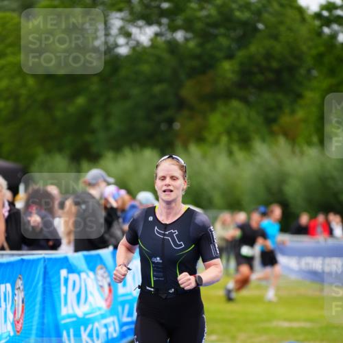 30.08.2026 - Elbe Triathlon Hamburg LAZAROV Photography http://msf.ph/oto/10048501 30.08.2026 10:33:30 Ziel 326, 382 meine-sportfotos.de
