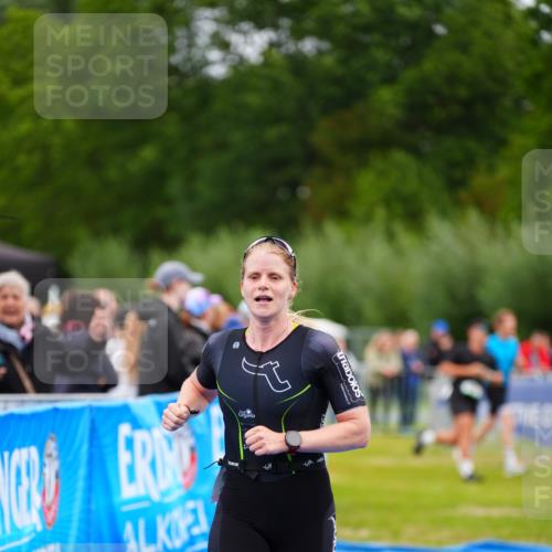 30.08.2026 - Elbe Triathlon Hamburg LAZAROV Photography http://msf.ph/oto/10048506 30.08.2026 10:33:30 Ziel 326, 382 meine-sportfotos.de
