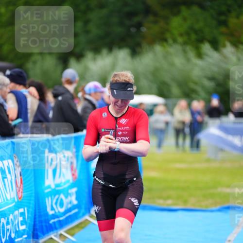 30.08.2026 - Elbe Triathlon Hamburg LAZAROV Photography http://msf.ph/oto/10048585 30.08.2026 10:33:54 Ziel 348 meine-sportfotos.de