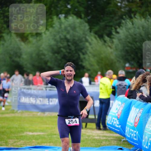 30.08.2026 - Elbe Triathlon Hamburg LAZAROV Photography http://msf.ph/oto/10049422 30.08.2026 10:35:55 Ziel 254, 366 meine-sportfotos.de