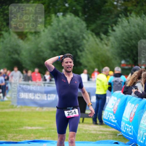 30.08.2026 - Elbe Triathlon Hamburg LAZAROV Photography http://msf.ph/oto/10049426 30.08.2026 10:35:55 Ziel 254, 366 meine-sportfotos.de