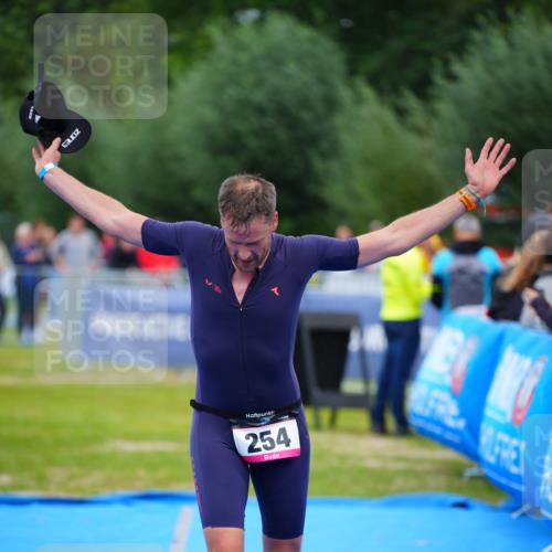30.08.2026 - Elbe Triathlon Hamburg LAZAROV Photography http://msf.ph/oto/10049462 30.08.2026 10:35:56 Ziel 254, 366 meine-sportfotos.de