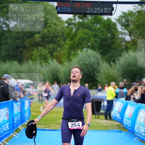 30.08.2026 - Elbe Triathlon Hamburg LAZAROV Photography http://msf.ph/oto/10049475 30.08.2026 10:35:57 Ziel 254, 366 meine-sportfotos.de