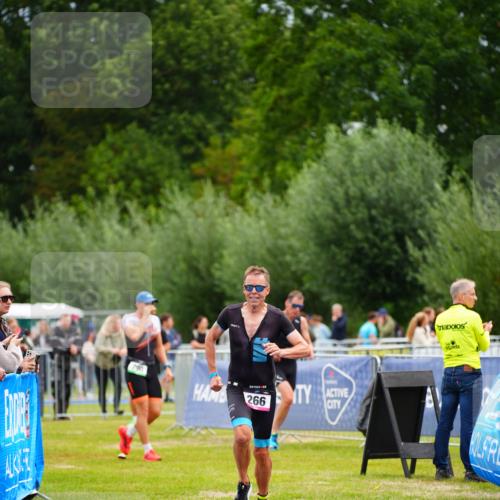 30.08.2026 - Elbe Triathlon Hamburg LAZAROV Photography http://msf.ph/oto/10052438 30.08.2026 10:46:28 Ziel 266 meine-sportfotos.de