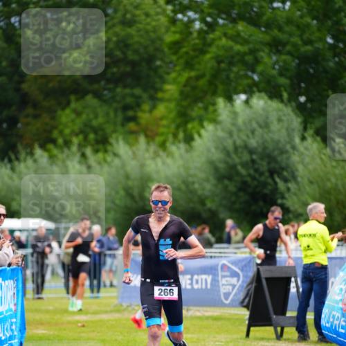 30.08.2026 - Elbe Triathlon Hamburg LAZAROV Photography http://msf.ph/oto/10052446 30.08.2026 10:46:29 Ziel 266 meine-sportfotos.de