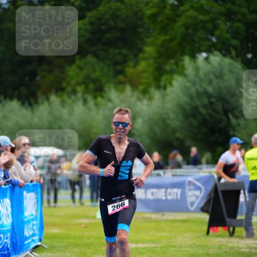 30.08.2026 - Elbe Triathlon Hamburg LAZAROV Photography http://msf.ph/oto/10052455 30.08.2026 10:46:30 Ziel 266 meine-sportfotos.de