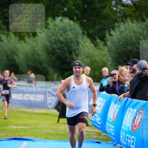 30.08.2026 - Elbe Triathlon Hamburg LAZAROV Photography http://msf.ph/oto/10052865 30.08.2026 10:47:34 Ziel 390, 464 meine-sportfotos.de
