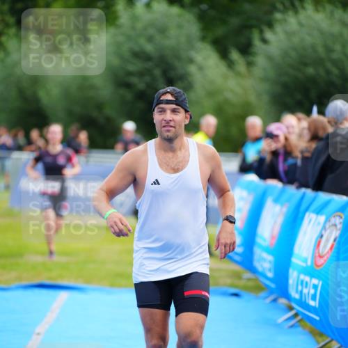 30.08.2026 - Elbe Triathlon Hamburg LAZAROV Photography http://msf.ph/oto/10052888 30.08.2026 10:47:35 Ziel 390, 464 meine-sportfotos.de