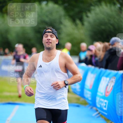 30.08.2026 - Elbe Triathlon Hamburg LAZAROV Photography http://msf.ph/oto/10052900 30.08.2026 10:47:36 Ziel 390, 464 meine-sportfotos.de