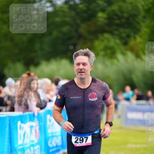 30.08.2026 - Elbe Triathlon Hamburg LAZAROV Photography http://msf.ph/oto/10053002 30.08.2026 10:47:56 Ziel 297 meine-sportfotos.de