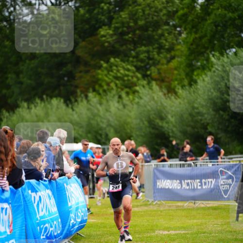 30.08.2026 - Elbe Triathlon Hamburg LAZAROV Photography http://msf.ph/oto/10053192 30.08.2026 10:49:19 Ziel 249 meine-sportfotos.de