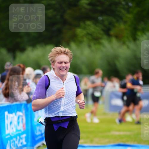 30.08.2026 - Elbe Triathlon Hamburg LAZAROV Photography http://msf.ph/oto/10053285 30.08.2026 10:50:21 Ziel 421 meine-sportfotos.de